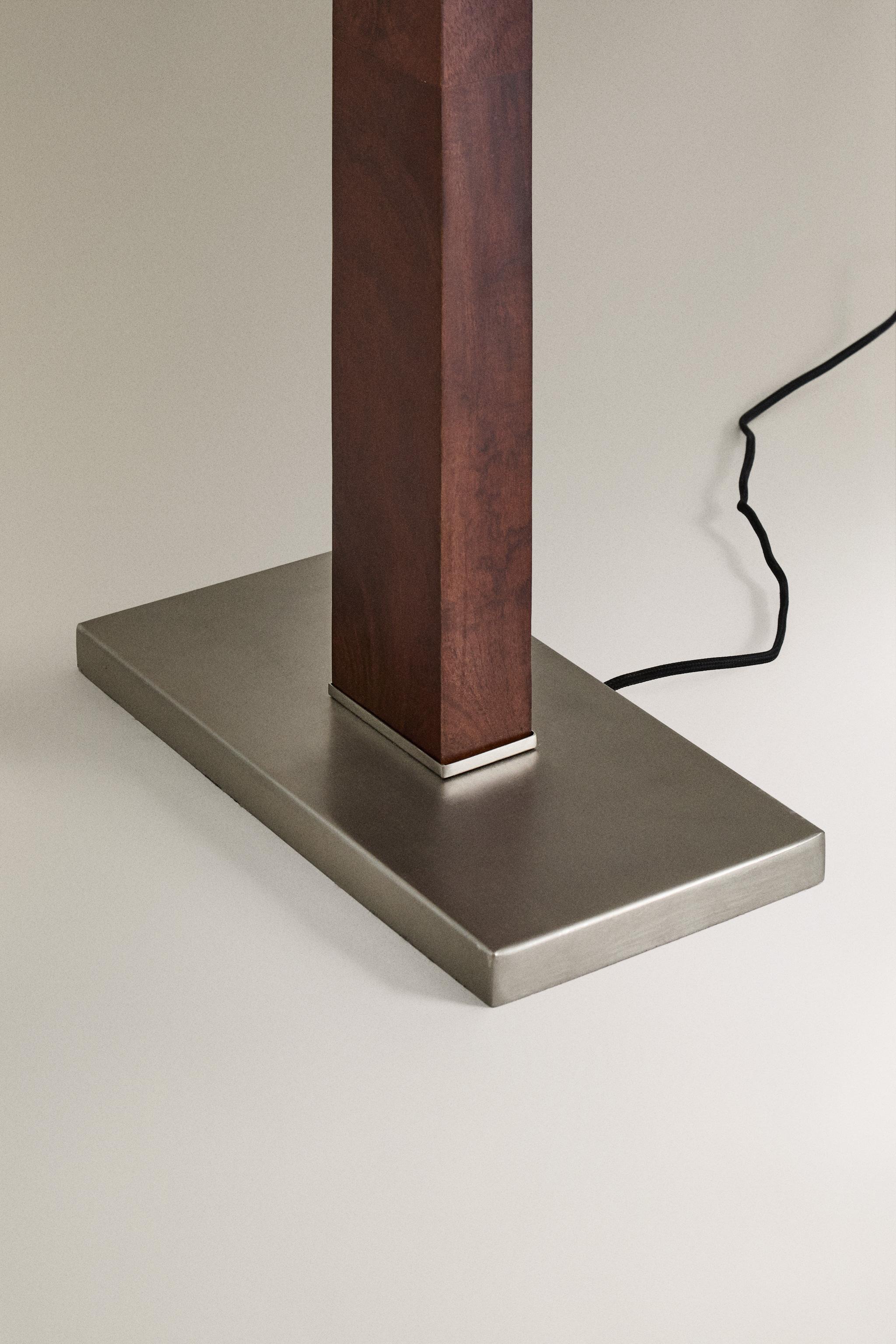 METAL AND WOOD STEM LAMP